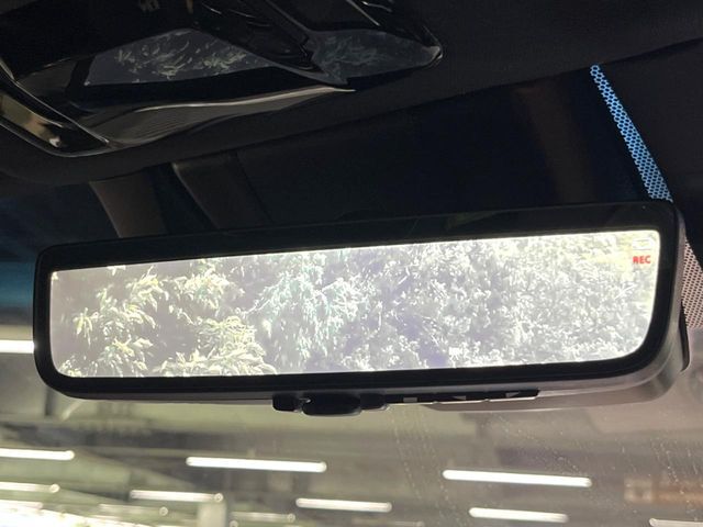 【デジタルインナーミラー】後席の大きな荷物や同乗者で後方が確認しづらい時でも安心！カメラが撮影した車両後方の映像をルームミラー内に表示。クリアな視界で状況の確認が可能です！