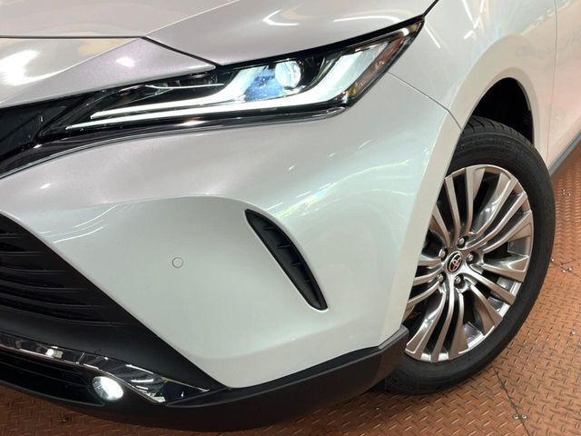 【LEDヘッドライト】悪天候や夜間走行時も良好な視界を確保し安心して運転できる高輝度LEDヘッドライトを装備！点灯速度が早く、消費電力も抑えられています。