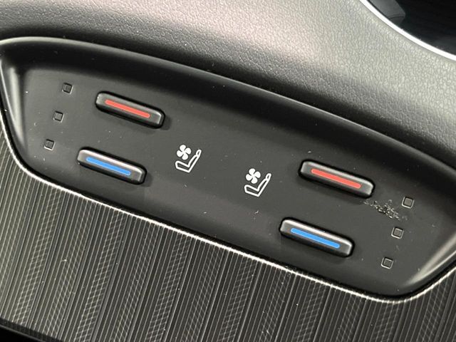 【シートベンチレーション】夏場は涼しい風でお尻や背中の熱やムレを防ぎ、冬はエアコンよりも早く温まってポカポカに！季節を問わず快適に過ごせます。