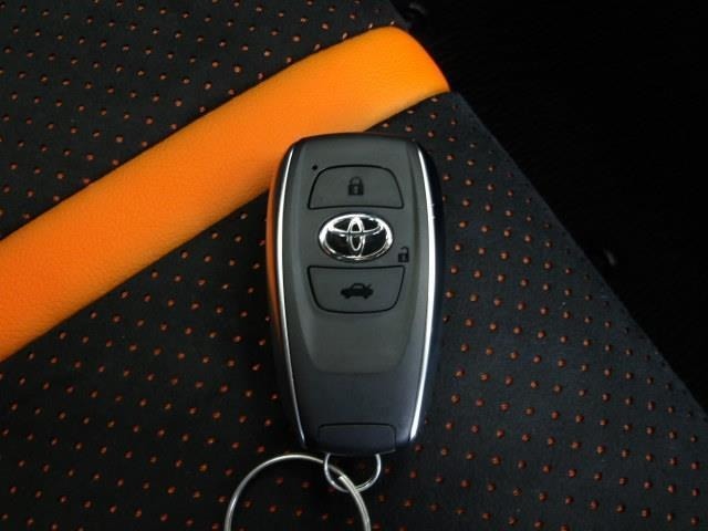 スマートキー付き！キーをポケットやカバンに入れておくだけでドアの施錠・開錠やエンジンスタートの操作が簡単です！