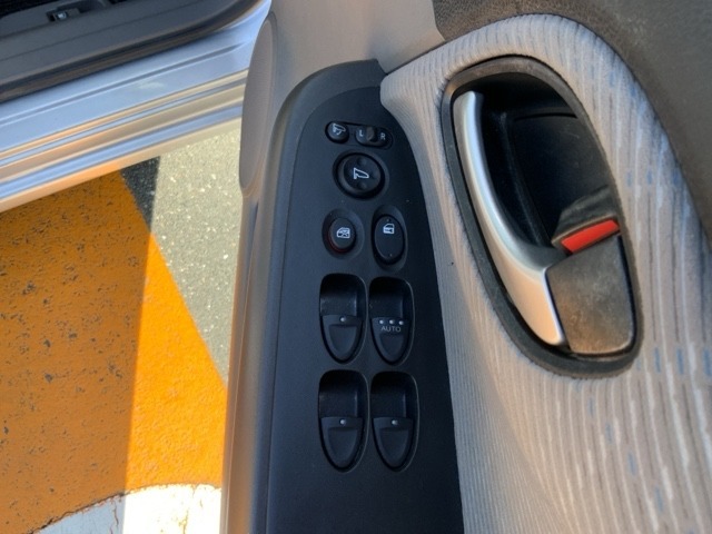 狭い駐車場で便利な電動格納ドアミラーが付いています。