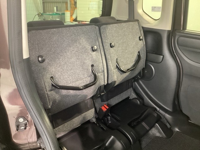 背もたれを倒すだけの簡単シートアレンジで広々としたラゲッジスペースに早変わり☆リアシートの座面を跳ね上げることが出来ます☆高さのあるお荷物も積むのにとても便利です♪