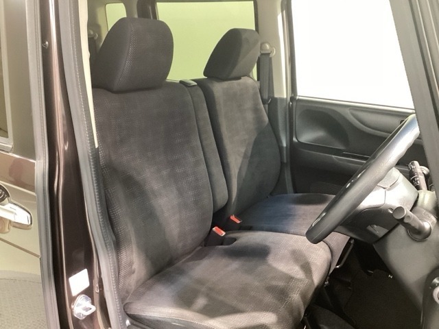 運転席、助手席☆ともにゆとりのある空間となっております♪