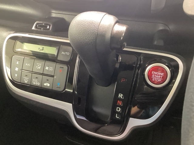 インパネシフトを採用しているので、前席の足元も広々としています。運転席と助手席の行き来もスムーズです！