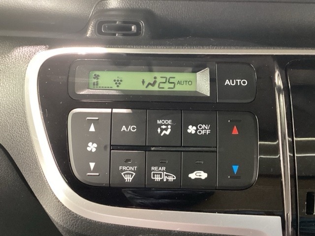 オートエアコン☆室内の温度調節として冷房・暖房が出来るのはもちろんのこと冬場や雨天時の窓の曇り取りとしても活躍します☆