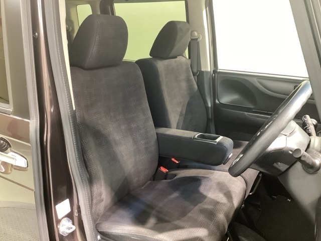 運転席、助手席☆ともにゆとりのある空間となっております♪