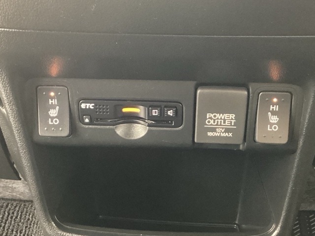 運転席と助手席にはシートヒーターが付いています☆寒い時期に腰周りを温めてくれるので体全体が温まりやすいのは勿論、暖房と違い顔に風が当たらないので、乾燥肌やドライアイの方でも大丈夫☆