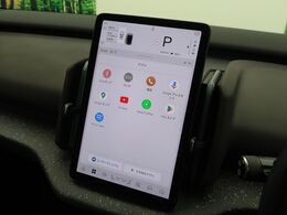 Google搭載の縦型ナビ！「OK、Google」と話し掛けるだけで目的地の設定や、エアコン温度の上げ下げなど便利な機能が満載です。ナビに触れずに安全運転！