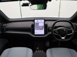 EVのEX30が入庫しました！天井は一面ガラスルーフとなっており、コンパクトながら解放感がございます。最新のっステムを導入し快適なドライブ時間をお過ごしいただけることでしょう。是非ご覧にお越しください