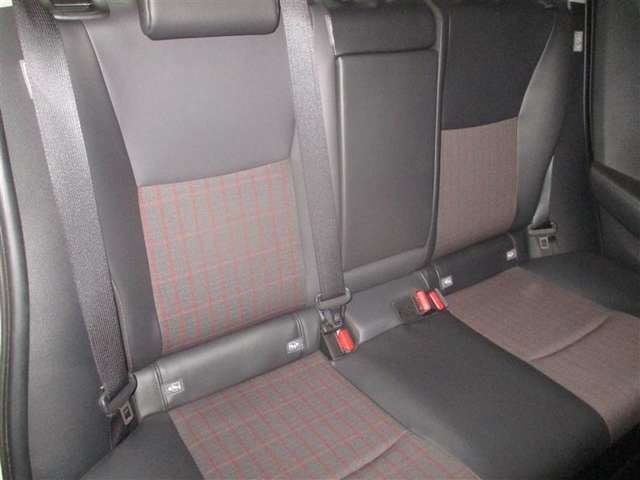 内外装を丸ごと本格洗浄するまるまるクリンを実施しています♪車内の洗浄や消臭、ボディの磨きやエンジンルーム洗浄、ホイール洗浄などの作業を丁寧にしています！