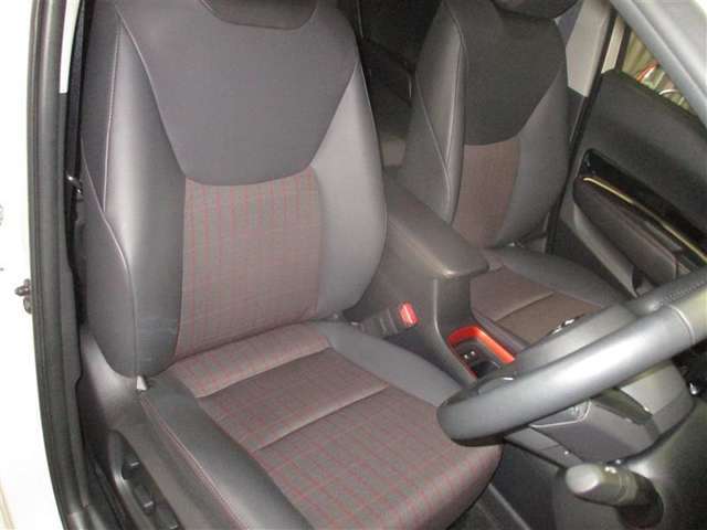 高級感があり水濡れへの耐久性にも優れている本革を一部使用しています♪