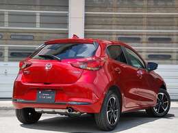 登録済未使用車のMAZDA2です。洗練されたデザインと、意のままに操れる運転の楽しさが、あなたの日常をより豊かに彩ります。通勤から週末のドライブまで、スマートに使いこなしたいあなたにぴったりの一台です。