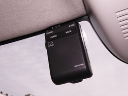 ◆ドライブレコーダー◆映像・音声などを記録する自動車用の装置です。　もしもの事故の際の記録はもちろん、旅行の際の思い出としてドライブの映像を楽しむことができます。