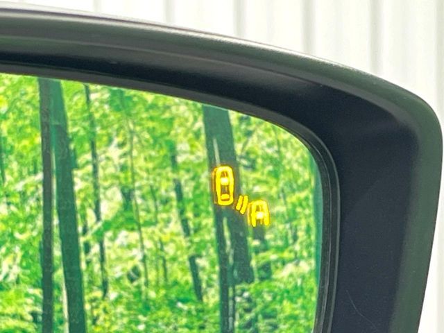 【ブラインドスポットモニタリング】走行中、ドアミラーの死角になりやすい箇所に後続車が接近するとサイドミラー付近に警告を表示、ドライバーに注意喚起をしてくれます。