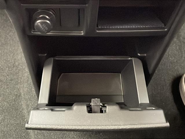 ◆【グローブボックス】大容量のグローブボックスです！！車検証ケース他、日頃使う小物類の収納スペースもたくさんあります！
