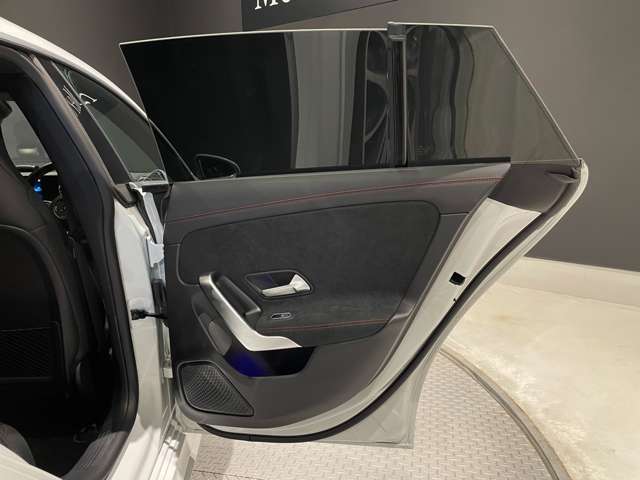 【メモリー付きパワーシート】3名までのシートポジションを記憶できるパワーシート！運転席のみ、ドアミラー・ステアリング位置も記憶可能です。高速道路などでの、運転交代時などに便利な機能です☆