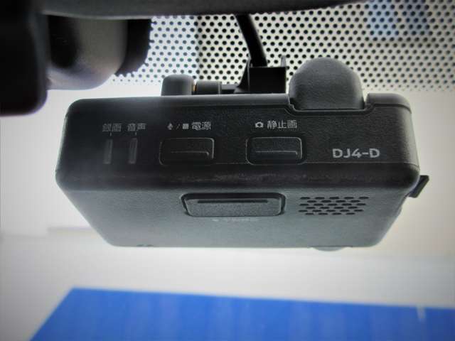 日産純正のドライブレコーダーを装備！　カメラが捉えた映像はナビ画面で確認することが可能です。