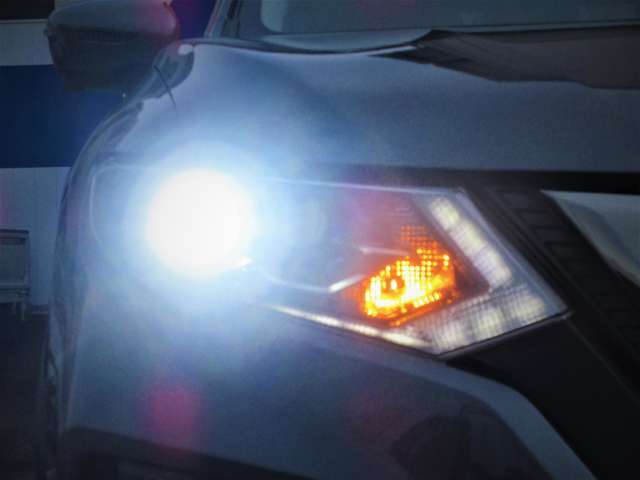 ナイトドライブの味方として人気のLEDヘッドライト！　夜間の視界を確保して安全な走行をサポ-トしてくれます。