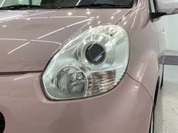 ディスチャージヘッドライト搭載でしっかり明るく照らしてくれるので、夜間走行や不慣れな道でも安心です。