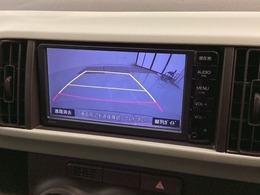 リバースギアに入れるだけで後方の表示へ切り替わります。夜間や雨の日の駐車も楽になりますよ。