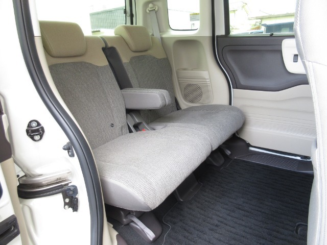 前席との距離や荷室長を左右で別々に調節できるスライドシートを標準装備しております。操作は荷室側からも行なえ、19CMのスライドができます。