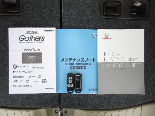 カギをバッグやポケットに入れたままでもドアロックの開閉やエンジン始動ができる『スマートキー』付き！暗くなってもキー穴を捜す必要が無くとっても便利ですから人気の装備です！