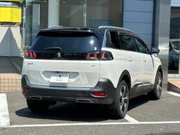 プジョーの本気のSUV！　ロングボディが存在感を放つエクステリア　7つの独立したシートをもつ室内空間は自在なアレンジが可能です。