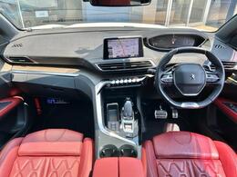 美しく張り詰めた空気感を醸し出すi‐Cockpit！ドライバーが求める情報と操作機能はここに集約されています。