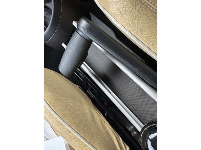 個性的なデザインのサイドブレーキ！これもMINIの特徴ですね。