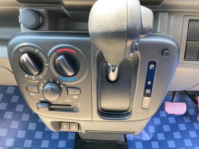 マニュアルエアコンです。シンプルで使いやすいデザインです。