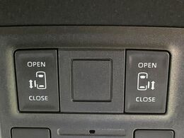 【両側パワースライドドア】スマートキーや運転席のスイッチで後席両側スライドドアの開閉が可能♪電動だから力を入れてドアを開ける必要が無く、小さなお子様でも簡単に開け閉めでき快適です♪