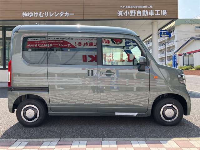 右側です！