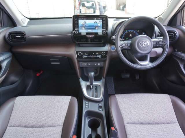 視界広々で非常に運転しやすくロングドライブでも疲れを感じさせないすっきりとまとまったインパネ周りです。