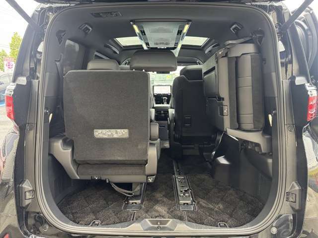 サードシートは跳ね上げ可能♪