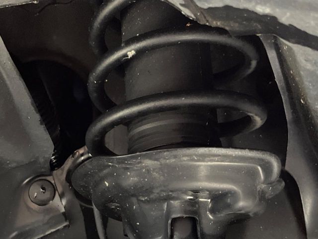お車を安心してお乗りいただく為には、足回りの定期点検が欠かせません。サービスサポート（有償保証）では無料点検もご提供しており、安心のカーライフをお過ごしいただけるサポート体制が整っています。