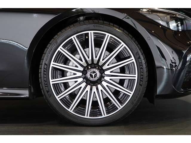 自動車保険のお取り扱いもございます。お客様に合ったプランを作成できるようお手伝いさせていただきます。詳細は担当スタッフまでお申し付けください。