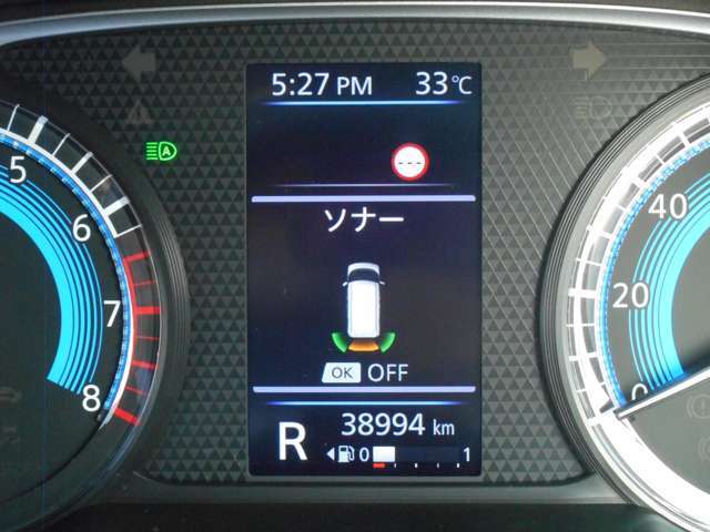 前後にソナーを装備。障害物に近づくと、音と画面でお知らせします。