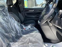 【運転席】座り心地が良いシートなので長時間の運転でも快適にお過ごしいただけます。新品のフロアマットのご注文も可能です。掲載箇所以外にご希望の写真がございましたらお気軽にお問い合わせ下さい。