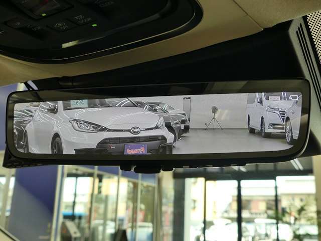 デジタルインナーミラー搭載ですので、後部座席の乗車人員が多い時や、高さのある荷物を搭載していても視界確保が容易に行えます。