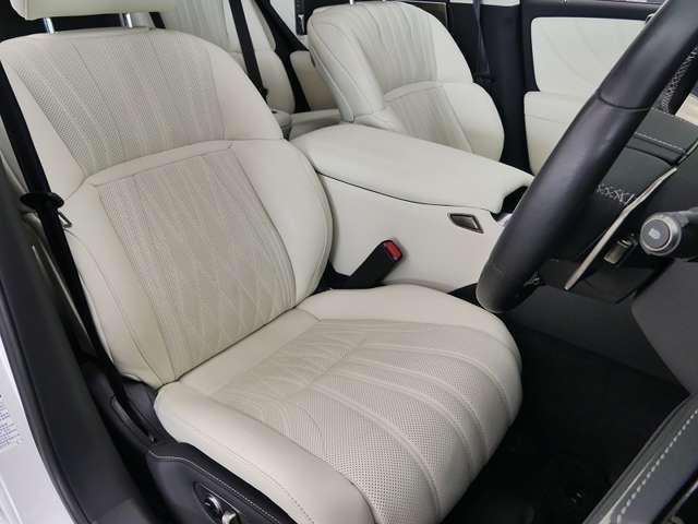 ★運転席周りには目立つスレやへこみなども無く、きれいな状態を保っております。また、フロアマットも完備されております♪