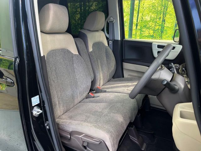 運転席まわりには十分なスペースがあり、大柄な方でもゆったり運転していただける環境です。