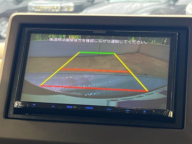 【バックカメラ】駐車時に後方がリアルタイム映像で確認できます。大型商業施設や立体駐車場での駐車時や、夜間のバック時に大活躍！運転スキルに関わらず、今や必須となった装備のひとつです！