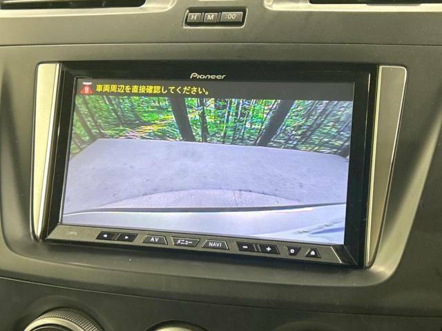 【バックカメラ】駐車時に後方がリアルタイム映像で確認できます。大型商業施設や立体駐車場での駐車時や、夜間のバック時に大活躍！運転スキルに関わらず、今や必須となった装備のひとつです！