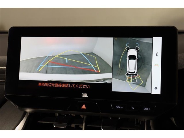 車両を上から見たような映像表示するパノラミックビューモニター付きバックモニター。