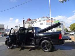 フロントベンチ6人乗り　クルーキャブでリアスペースもストレスなく使って頂けます。