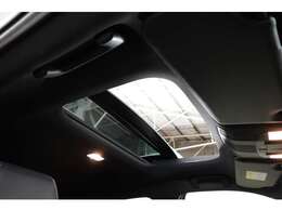 電動パノラマサンルーフ　開放感がありますね