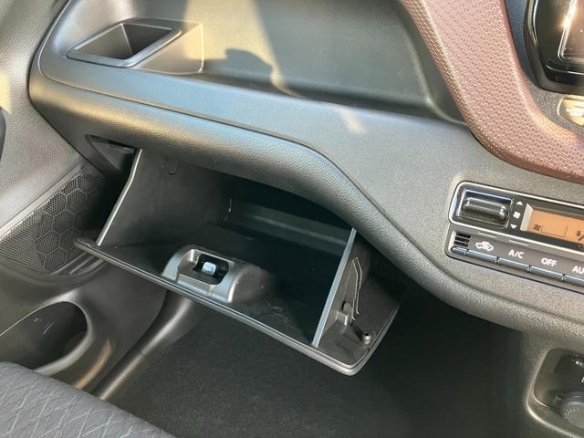車検証その他を入れるグローブボックス