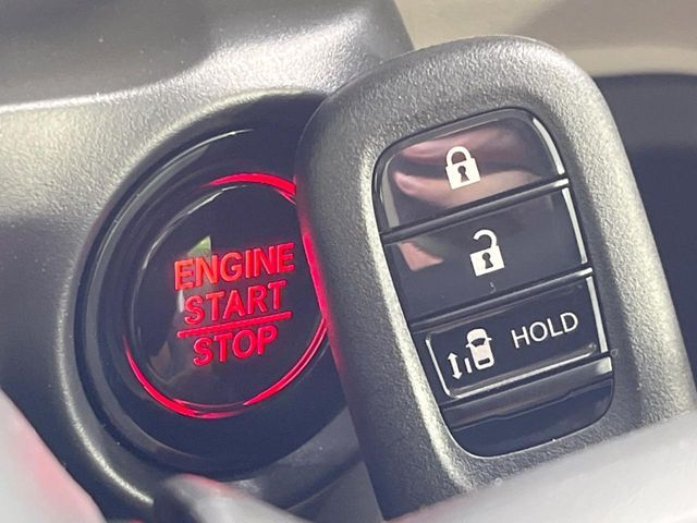 【Hondaスマートキー】カバンやポケットに入れたままでもドアの施錠・解錠が可能なスマートキーを装備。エンジンのオン・オフ時もカギを取り出す必要が無いからとっても便利です♪