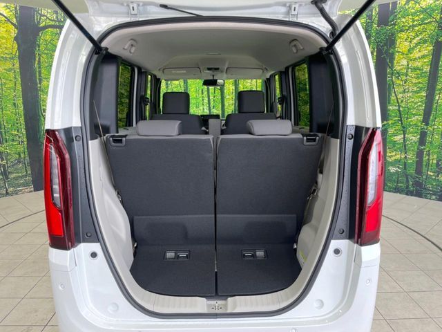 普段のお買い物や通勤、送迎等に十分な荷室スペースを確保しております。セカンドシートを倒すと、大きな荷物の積載も可能です♪