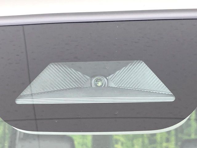 【ホンダセンシング】走行中に前方の車両等を認識し、衝突しそうな時は警報とブレーキで衝突回避と被害軽減をアシスト。より安全にドライブをお楽しみいただけます。